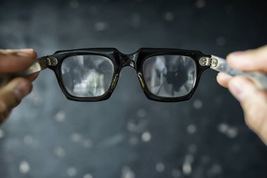 Gözlük görme konsepti, elinde bardak tutan bir adam..