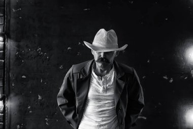 Vahşi Batı 'nın stilize edilmiş klasik portresi, bıyıklı tehlikeli suçlu, yüzünde bıyıklı.