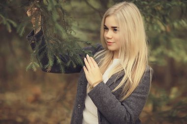 Sarışın tabiat portresi, sonbahar, uzun saçlı güzel yetişkin kız.