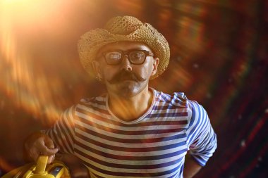 Adamın elinde bavul, turist konsepti, bıyıklı, gözlüklü, tuhaf bir tip var.