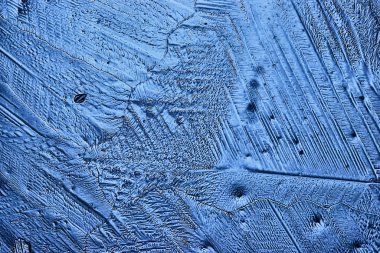 Mavi buzlu cam arka plan, buzun yüzeyinin soyut dokusu, donmuş mevsimlik su.