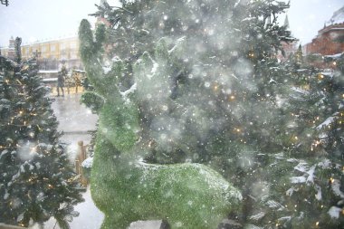 Bulanık arkaplan, dışarıda xmas ağacı, dekore edilmiş kar arkaplanı, yeni yıl