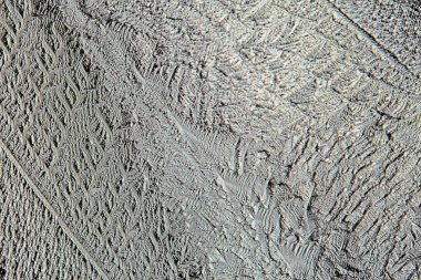 Mavi buzlu cam arka plan, buzun yüzeyinin soyut dokusu, donmuş mevsimlik su.