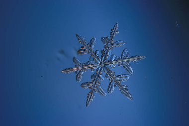 Mavi buzlu cam arka plan, buzun yüzeyinin soyut dokusu, donmuş mevsimlik su.