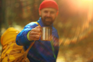 Sırt çantasıyla sonbahar yürüyüşü, güneş ışınları, sonbahar manzarası, gün batımının ışıltısı...