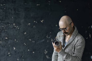 Klasik analog kameralı bir fotoğrafçı, bıyıklı bir adam, komik resim öğrenen bir fotoğrafçı.