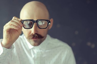 hippi öğretmen bıyığı, kristal modern genç öğretmen, bıyıklı vahşi adam konsepti.