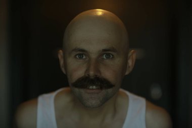 Kel bıyıklı genç bir beyefendinin alışılmadık portresi, tuhaf bir beyefendi, psikoloji konsepti.