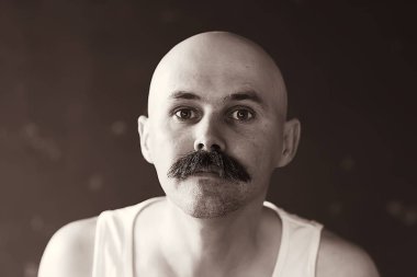 Bıyıklı seksi maço, ucube, hippi portresi.