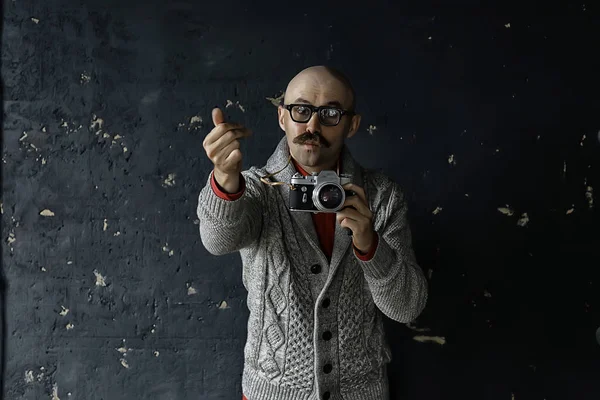 Klasik Analog Kameralı Bir Fotoğrafçı Bıyıklı Bir Adam Komik Resim — Stok fotoğraf