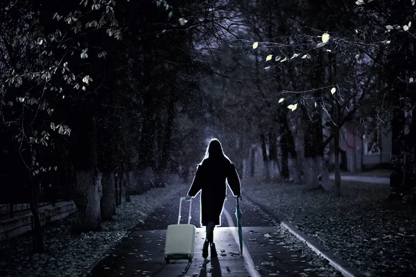 Noite Menina Está Andando Com Guarda Chuva Uma Mala Parque — Fotografia de Stock