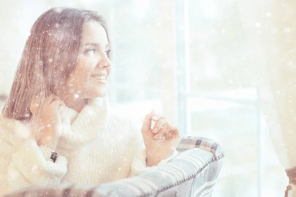 Nevadas Ambiente Navideño Romance Retrato Una Hermosa Rubia Joven Mirada — Foto de Stock