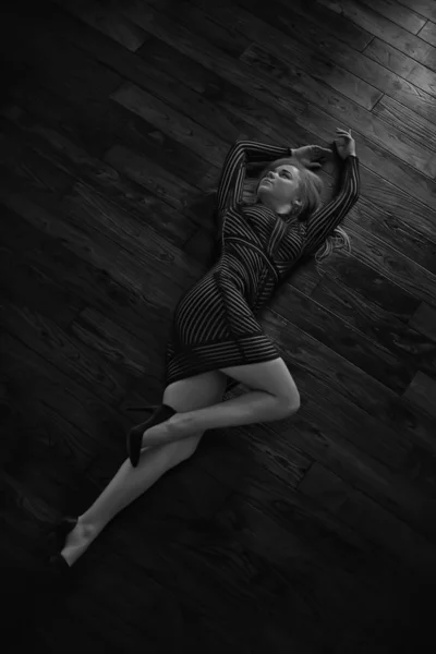 性感模特躺在木地板上 一个穿着情色服装的漂亮的成年模特 — 图库照片