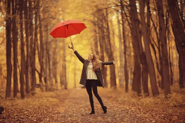 Junge Frau Tanzt Einem Herbstpark Mit Einem Regenschirm Dreht Sich — Stockfoto