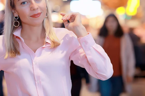 Chica Una Camisa Rosa Elemento Fragmento Ropa Estilo Negocios Camisa — Foto de Stock