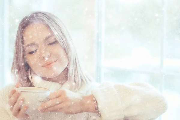 Hóesés Karácsonyi Hangulat Romantika Portré Egy Gyönyörű Fiatal Szőke Téli — Stock Fotó