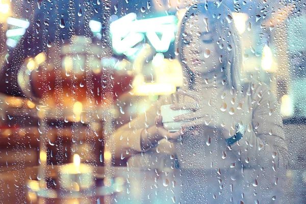 Kawiarnia Dziewczyna Deszcz Jesień Zimny Ranek Miejskiej Kawiarni Smutek Krople — Zdjęcie stockowe
