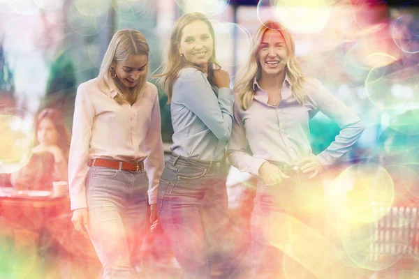 Drei Junge Frauen Lässigem Stil Freundinnen Langärmeligen Hemden Und Jeans — Stockfoto