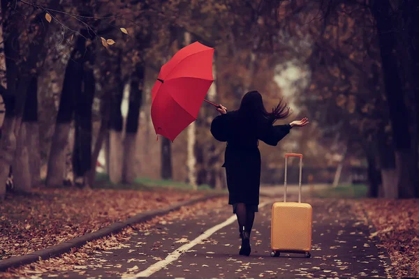 Outono Noite Mulher Detém Guarda Chuva Outubro Parque Cidade Escura — Fotografia de Stock