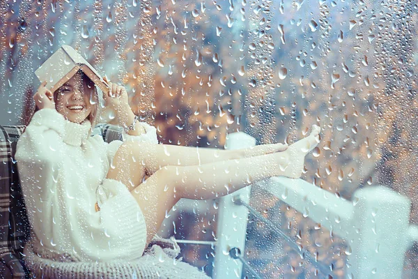 Lány Egy Könyvet Ősszel Eső Veranda Ház Szezonális Portré Romantikus — Stock Fotó