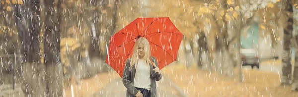 秋天的傍晚 女人拿着雨伞 十月在黑暗的城市公园里 年轻寂寞的模特儿拿着雨伞 — 图库照片