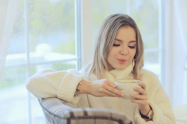 Boldog Vidám Szőke Portré Alkalmi Fiatal Modell Pózol Fotó Szipmatikus — Stock Fotó