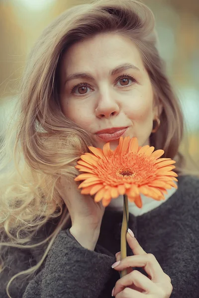Jesienny Portret Pięknej Blondynki Jednym Kwiatem Model Stwarza Pozytywny Uśmiech — Zdjęcie stockowe