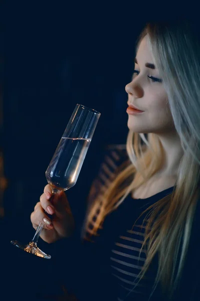 Sexy Blonde Girl Drinks Champagne Glass Evening Glamorous Style Portrait — Stock Photo, Image