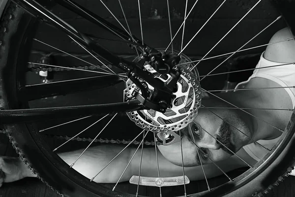 Retrato Vintage Hombre Bigotudo Reparando Una Rueda Bicicleta Hipster Excéntrico — Foto de Stock