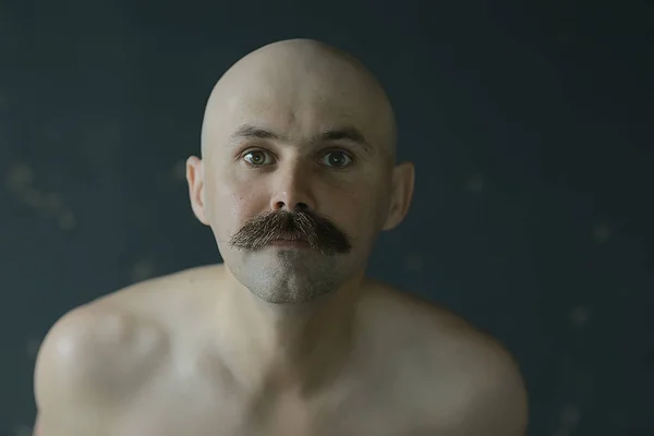一个秃头的有胡须的年轻绅士 古怪的先生 心理学概念的不同寻常的肖像 — 图库照片