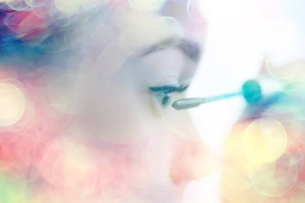 Μακιγιάζ Βλεφαρίδων Κορίτσι Νεαρή Όμορφη Ξανθιά Ζωγραφίζει Βλεφαρίδες Εφαρμόζει Μάσκαρα — Φωτογραφία Αρχείου