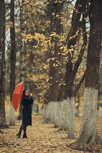 秋の公園に傘を差した少女10月の風景孤独な女が赤い傘を持って — ストック写真