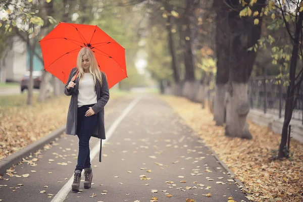 Herbstlook Sonniger Tag Ein Junges Mädchen Mit Regenschirm Spaziert Oktober — Stockfoto