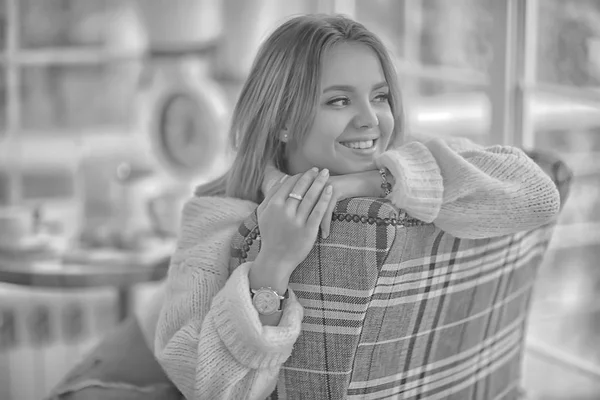 Desayuno Por Mañana Café Luminoso Retrato Acogedor Una Modelo Joven — Foto de Stock