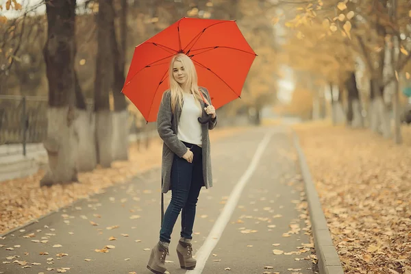Dziewczyna Parasolem Pozowanie Jesiennym Parku Październik Krajobraz Samotna Kobieta Trzyma — Zdjęcie stockowe