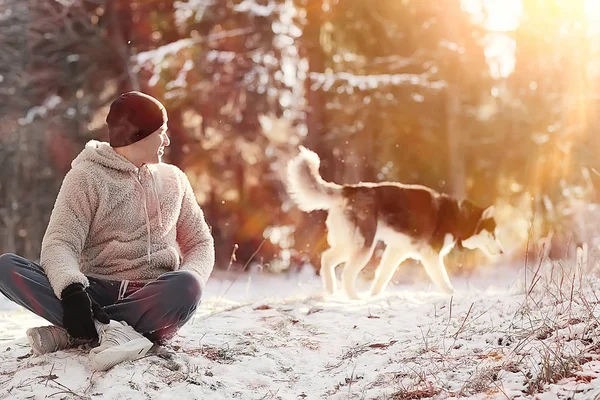 Chico Con Perro Pasea Bosque Invierno Soleado Paisaje Navidad Amigos — Foto de Stock