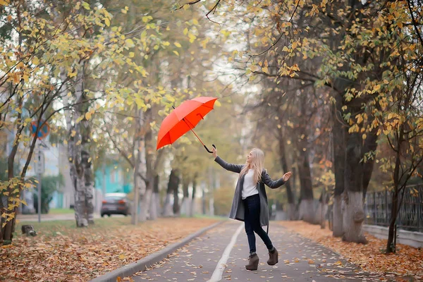 Dívka Červeným Deštníkem Letěla Deštníku Skákala Bavila Žluté Podzimní Krajině — Stock fotografie