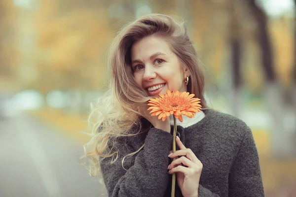 Outono Retrato Uma Bela Loira Com Uma Flor Modelo Apresenta — Fotografia de Stock