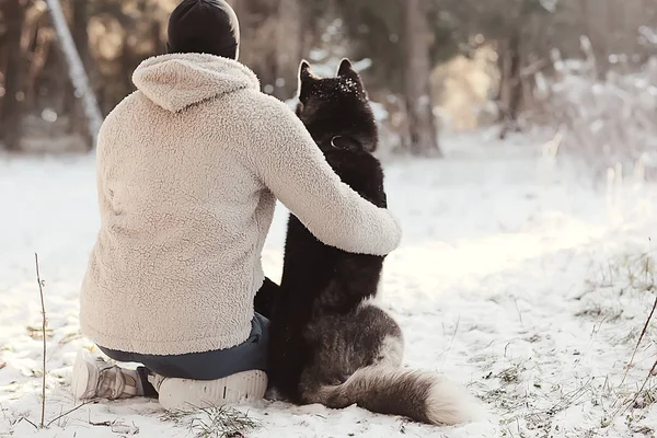 人在冬天的森林里训练狗 在冬天的森林里训练人和狗 在一月份外面的季节里训练雪 — 图库照片