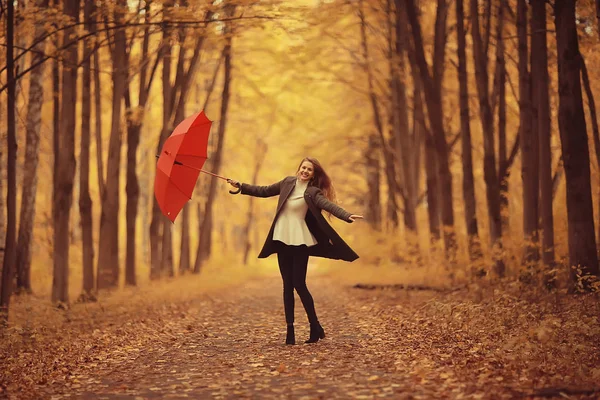 Jovem Dançando Parque Outono Com Guarda Chuva Girando Segurando Guarda — Fotografia de Stock