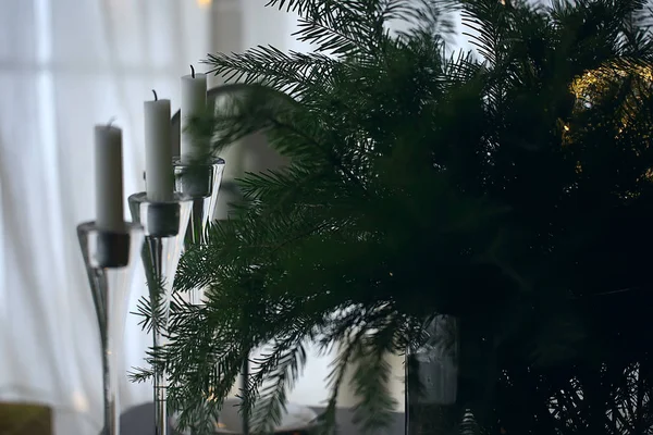 Kerstkaarsen Decoratiekaart Nieuwjaar Tafeldecoraties Brandende Kaarsen Kerstboomtakken — Stockfoto