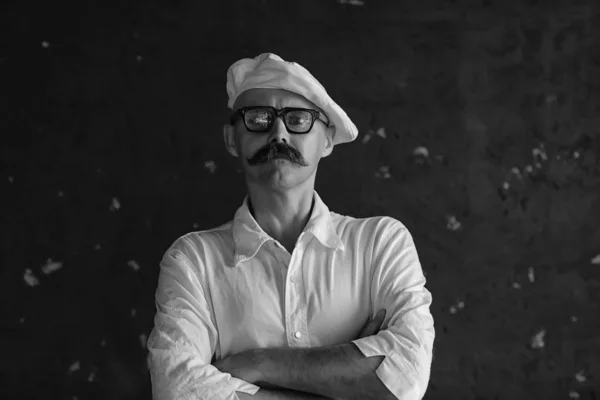 Portret Brutalnego Kucharza Wąsami Mundurze Zawodowym Biała Czapka Okulary Człowiek — Zdjęcie stockowe