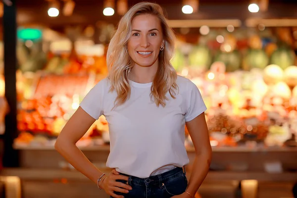 Chica Mercado Modelo Adulto Joven Posando Mercado Tienda Con Compras — Foto de Stock