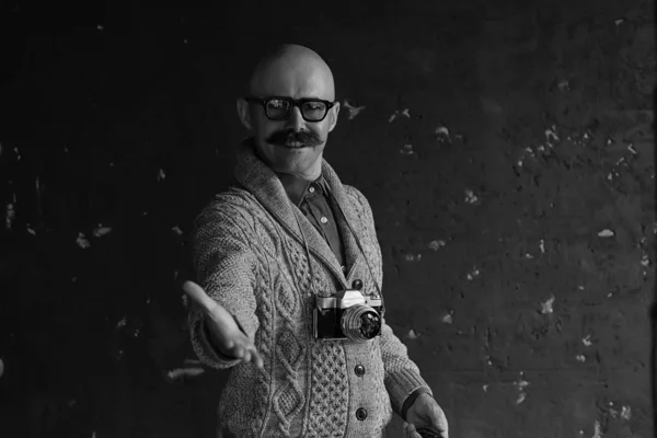 Fotograf Med Vintage Analog Kamera Man Med Mustasch Rolig Bild — Stockfoto