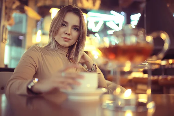 Europeo Restaurante Almuerzo Chica Hermosa Mesa Joven Modelo Posando Mientras — Foto de Stock
