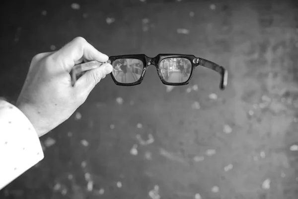 Koncepcja Okularów Człowiek Trzyma Okulary Ręku — Zdjęcie stockowe