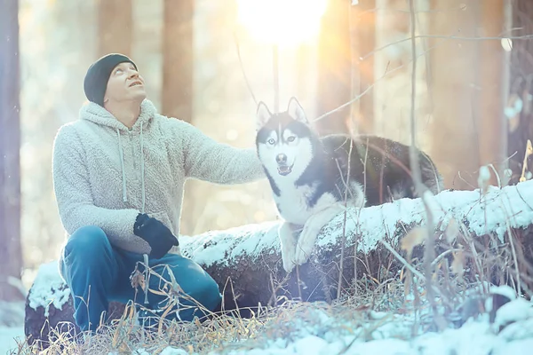 Junger Mann Umarmt Einen Husky Hund Winter Wald Ein Mann — Stockfoto