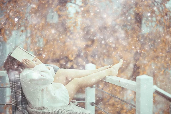 Sněžení Vánoční Atmosféra Romantika Portrét Krásné Mladé Blondýny Zimní Trendy — Stock fotografie