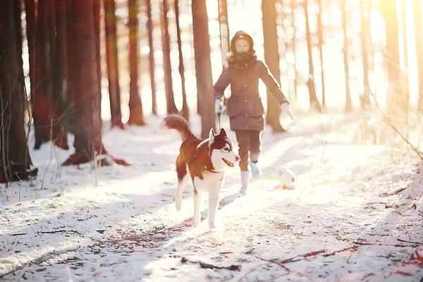 Kinder Spielen Mit Hund Der Winterlandschaft Eines Sonnigen Waldes Schneefallmädchen — Stockfoto
