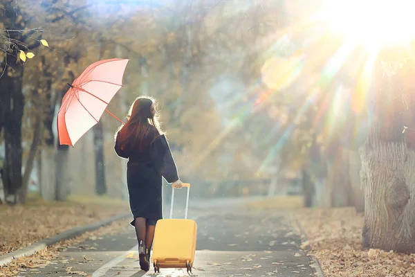 Autumn Look Sunny Day Young Girl Umbrella Walks Yellow Park — Stock Photo, Image